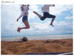 今すぐみんなに見せたい！ラブラブ海ジャンプ写真