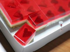 まだまだ止まぬおフェロ旋風。赤シースルーで作る「苺ゼリーネイル」