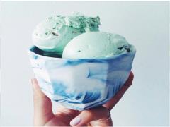 サラリ質感が涼しさ誘う。ひやっと指先を演出する「マットブルーネイル」デザイン集