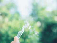 ヘアにメイクに、水分補給。夏イチ人気の“濡れツヤ女子”の作り方