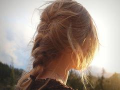 憧れの外国人風を黒髪で。ブラックヘアでも垢抜ける4つのアンニュイスタイル