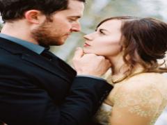 キス1秒前、ピンチ到来。顎クイの敵「唇の下のザラベタ」を基本スキンケアで成敗♡