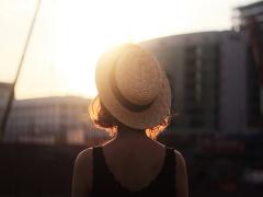 夏終了までカウントダウン。短期間ならセルフネイルで夏っぽいきらめきを指先に