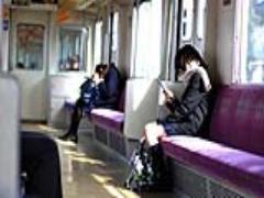 手元をにらむ顔が別人現象。気が付くと陥っている‘スマホブスさん’に捧げる3つのお薬