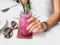 指先までこだわる女性は美しい。ネイル✕リングで魅力溢れる手元に