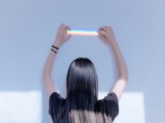 黄色味が出ないヘアカラーとは？“アイスグレージュ”で光に透けるヘアスタイルに