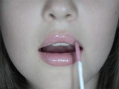 じゅわっと濡れているような唇に。3つの優秀リップで、色っぽ女性へのステップを