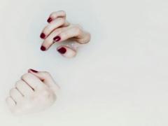 透き通るような“ちゅるん感”を手に入れよ♡指先美人へ導く「乳白色ネイル」デザイン