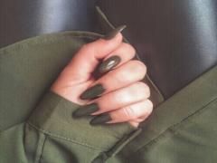 指先までも季節を仕込むの。トレンドの「カーキネイル」で抜け感をGETせよ♡