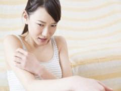 太っている人は要注意？皮膚科医に聞く「二の腕のプツプツ」の原因と対処法
