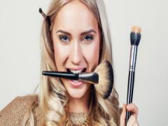 そのブラシが肌トラブルの原因かも？化粧品とメイク道具のケア方法