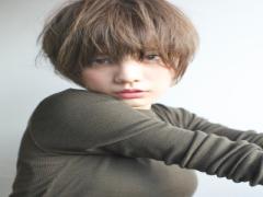 素朴な雰囲気が生み出すこなれ感の秘密。シンプルニットが引き立つ外国人風ヘア