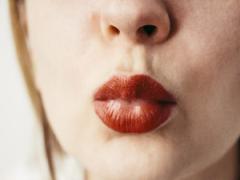 ギャップで落とせ！男性を興奮させる、色っぽい声の出し方