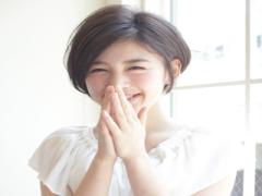 痛いエクササイズは必要なし。〝好きな歌を歌うだけ〟で口角が上がるヒミツ♡