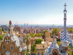 宝石箱のような空間広がる。アートな街で巡るステンドグラスの旅inバルセロナ