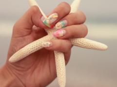 どんなファッションにもなじむ万能柄ネイルはベースカラーが命！