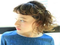 ゴールドヘアアクセで作る、リッチな髪。つけた瞬間から“旬ヘア”に変身