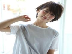 木の葉を揺らす風になびく。秋の文学少女を想わす清楚系ヘアスタイル目録