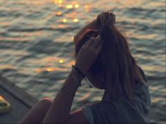 きゅうくつな髪はもう卒業！「引っぱる」だけ、モテ髪のつくり方