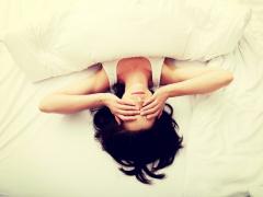 朝起きたら顔パンパン！すぐにできる顔むくみの予防＆セルフケア