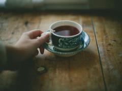 冷たい指先にホットな香りを。秋冬に取り入れたいドリンクネイル18選