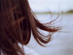 前髪の「クルン」が‟キュン”を誘う。魅惑のフェザーバングのメリット＆How toを大公開