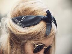 ヘアバンド1つで秋ファッションのスタートを。ちょこんとピアスが映えるアイテムを見逃す