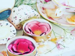 100均アイテムでできる簡単DIY！とびきりキュートな花びらチークの作り方♡