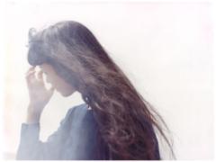 儚く、物憂げ、アンニュイ女子。気になる色っぽガールヘアになるための2ステップ