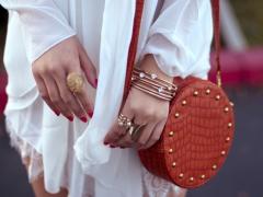 ただ、指先に一塗りするだけ。それだけで色っぽgirlになれる赤ネイルの魅力