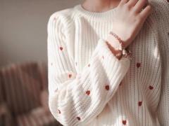 雰囲気から可愛いを作るには？計算された“萌え袖”が男子の心揺さぶるコーデに♡