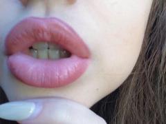 このツヤ感、立体的なぷっくりが可愛い♡お色気たっぷりのリップネイル15選