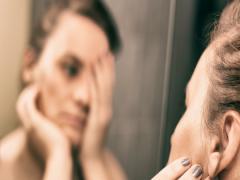 放っておくとシミにも！ニキビ跡を消す方法とは？