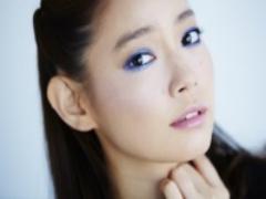 強めの目元で大人の魅力をアピール！ スモーキーな「秋色クールメイク」