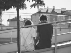 ダメンズが寄ってくる？男性が「恋愛体質だな」と思う女子の特徴