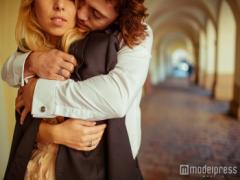 彼が思わず抱きしめたくなる！華奢な肩幅を作る方法