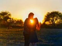 「ギュッてしていい…？」男性が抱きしめたくなる女性の特徴