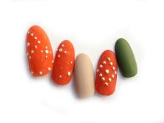 マットな質感のテラコッタカラーネイルがおしゃれ