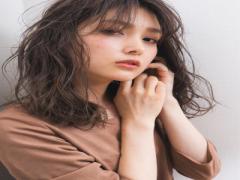 つけた途端に色っぽく。攻めの「芳醇リップ」で一点豪華主義な秋色メイク