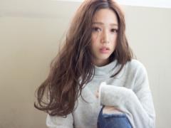 センター分けで大人のエフォートレス感をアピール。洗練された印象に♡