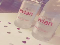 evianだけじゃないんです♡「何それ？すごい！」の声が聞けるリメイクポーチ