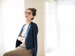 カジュアルな秋服と相性◎！ 「無造作ハイシニヨン」