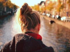 ちょっぴりズボラな感じが、男ウケの秘策！「メッシーバン」がすごい