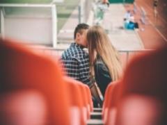 腰に手をまわされて大興奮！ デート中、男子にされたい「キュン行動」6
