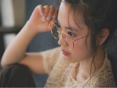 可愛いあの子の相棒は、おしゃれな眼鏡。片手に本の似合うナチュラルヘア