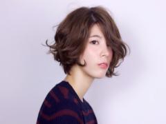 グラデーションカットで髪型に深みと奥行きを。ふんわりヘアに仕上げて