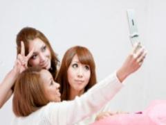 絶対やるべき！ 写メるときに女子が使う小顔に見えるテク・5選