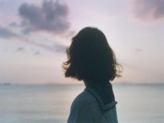 パッツン眉上をザグザグバングに。ワックス1つで叶えるアンニュイ顔