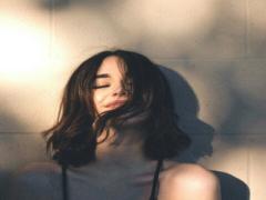 目元ケアアイテムを使って目元美人。人に会うのが楽しみになる♡