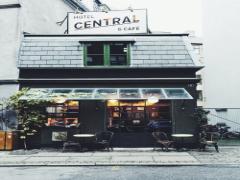 今度の京都旅はカフェに泊まるの。1日のはじまりも終わりもお洒落に、しかも安いホステル